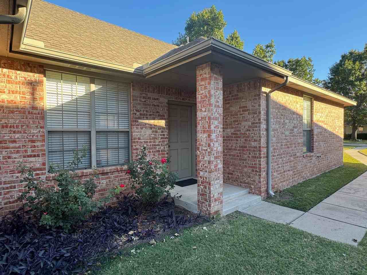 Walkable Downtown Edmond Duplex Home - Photo 2 of 7