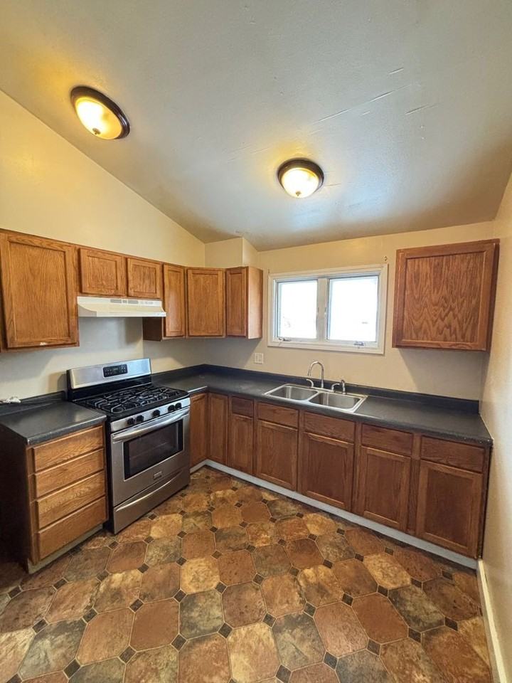 1519 Fairway Dr - Photo 3 of 11