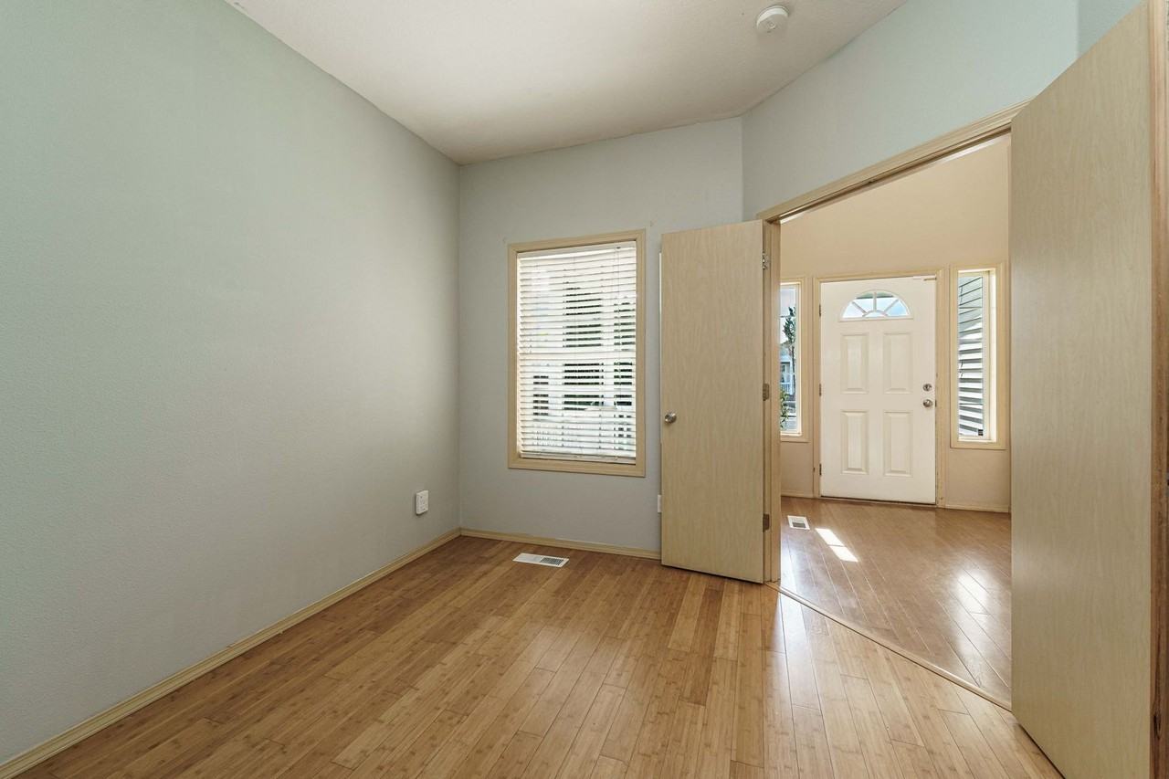 2185 N P St - Photo 4 of 47