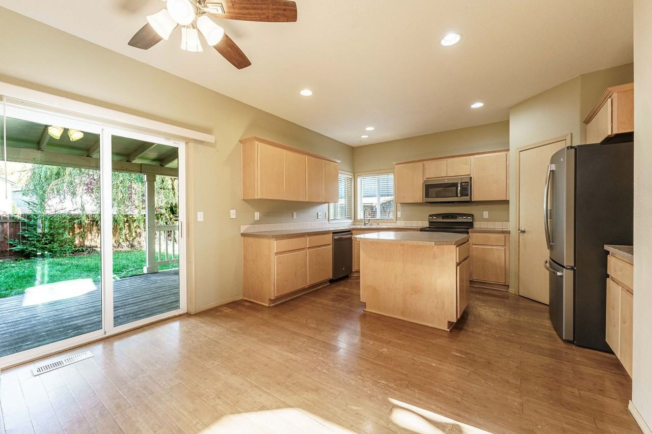 2185 N P St - Photo 6 of 47
