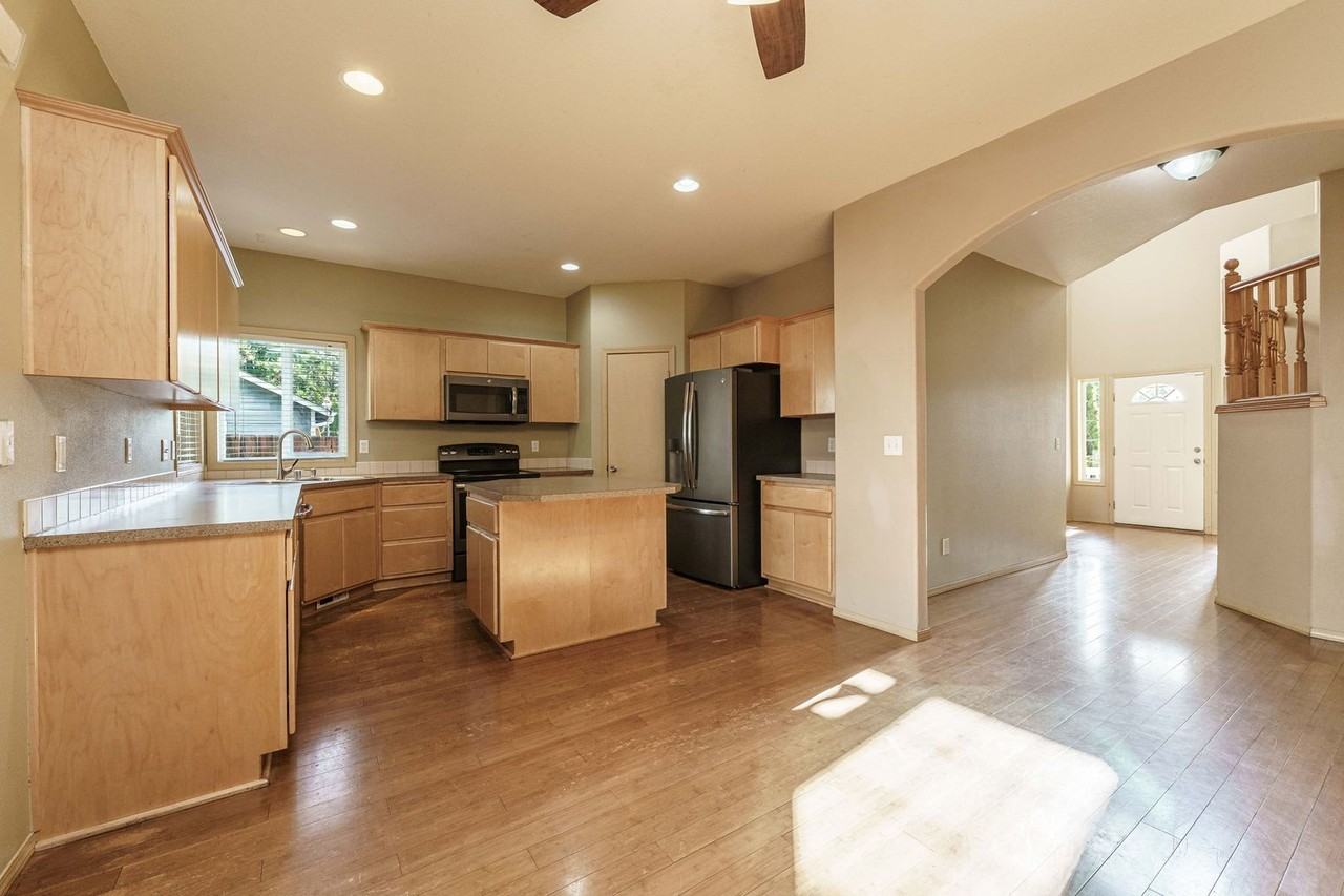 2185 N P St - Photo 7 of 47