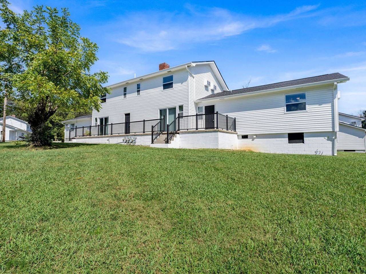 155 Tacoma Rd - Photo 5 of 33