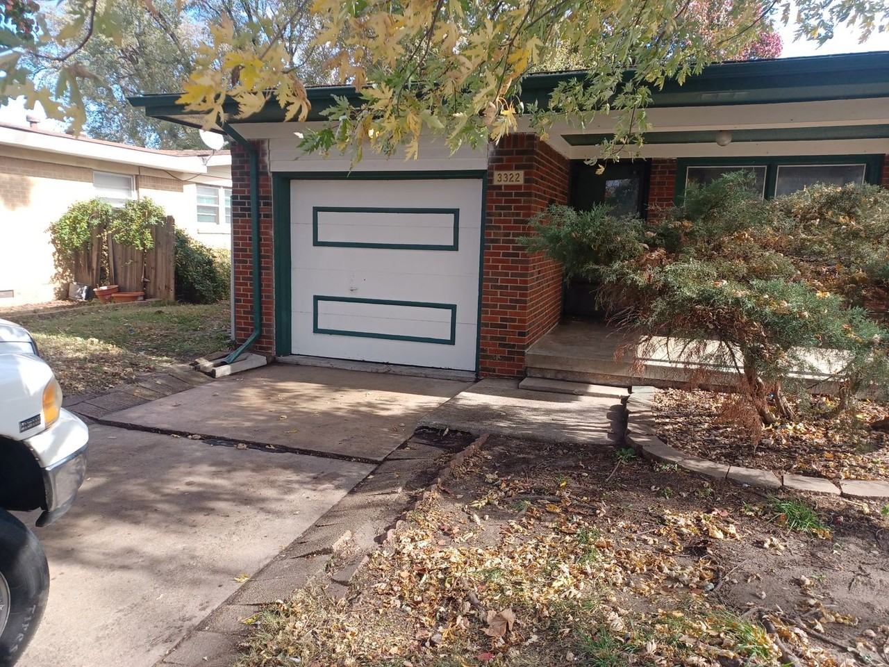 3322 S Mount Carmel Ave - Photo 4 of 14