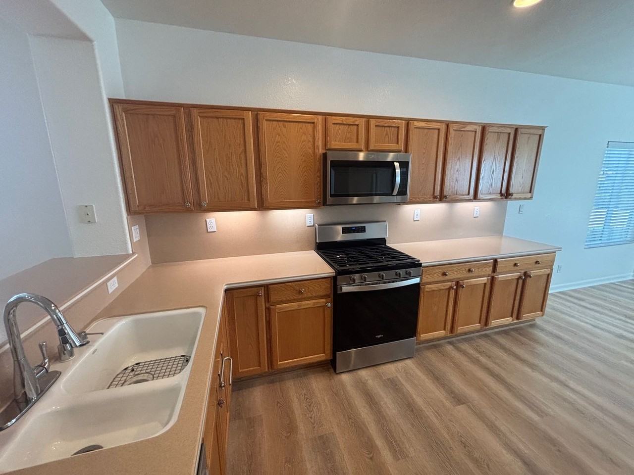 213 Albany St - Photo 3 of 21