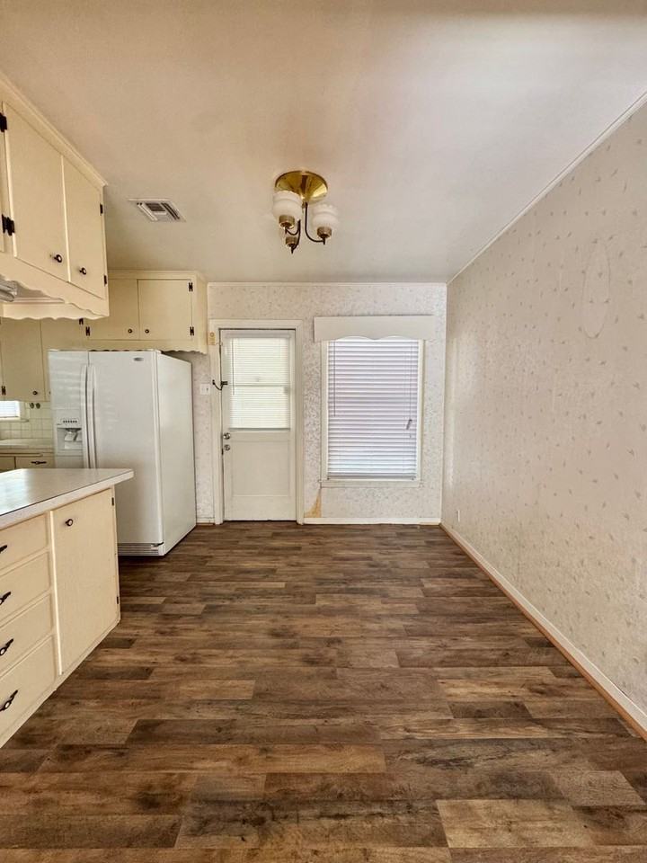 2528 W Avenue N #A - Photo 5 of 12