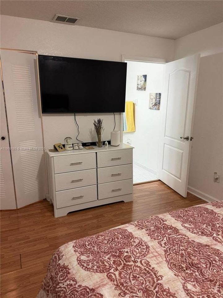 17242 Nw 73rd Ave - Photo 5 of 10