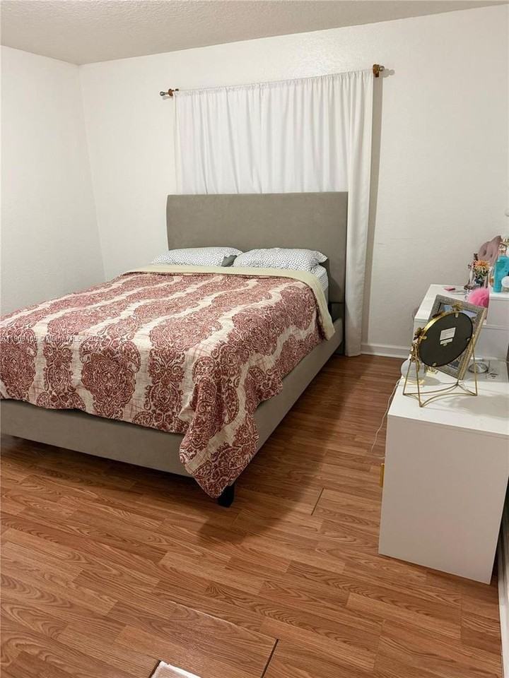 17242 Nw 73rd Ave - Photo 6 of 10