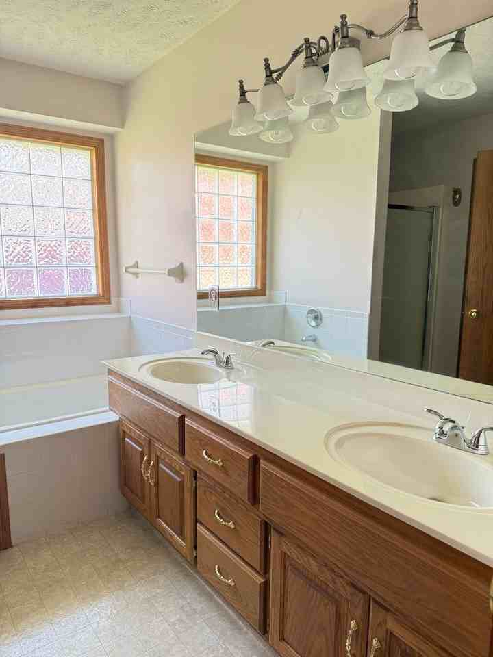 2110 John Street - Photo 5 of 28