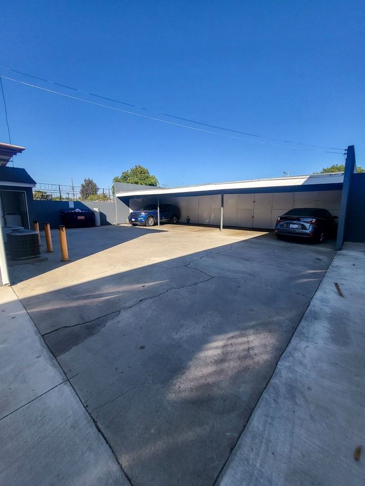 10522 S Inglewood Ave - Photo 4 of 5