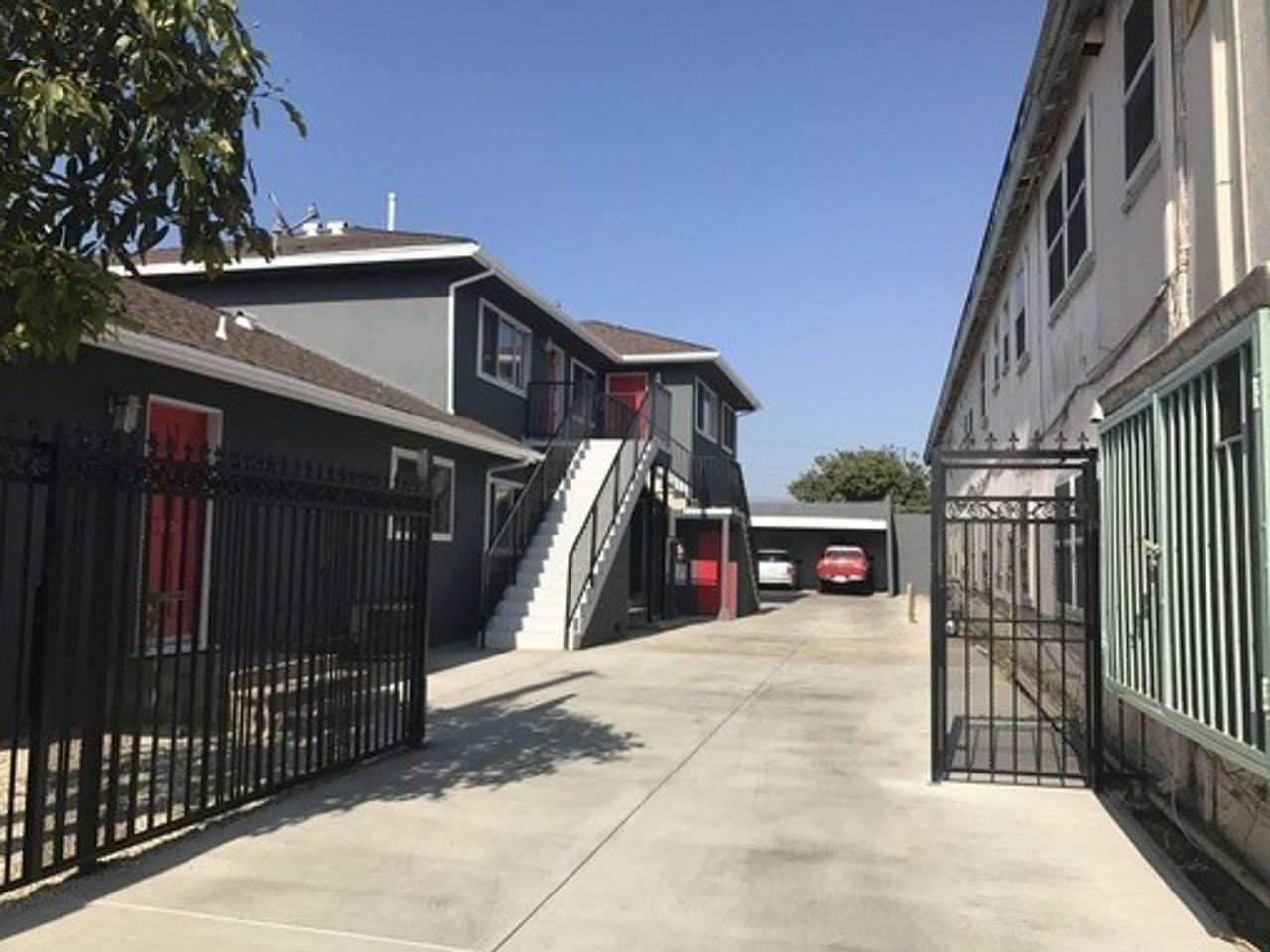 10522 S Inglewood Ave - Photo 2 of 5