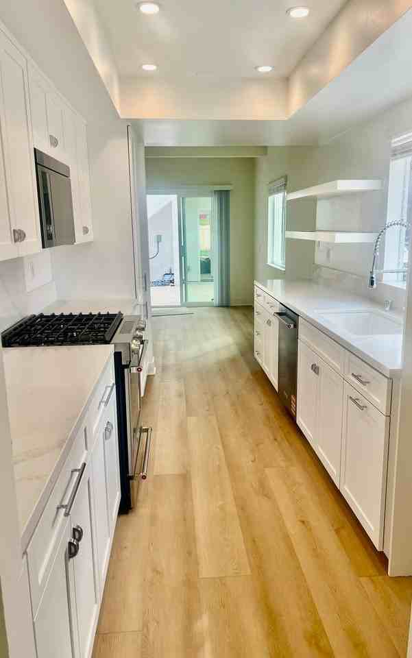 202 18th St - Photo 6 of 37