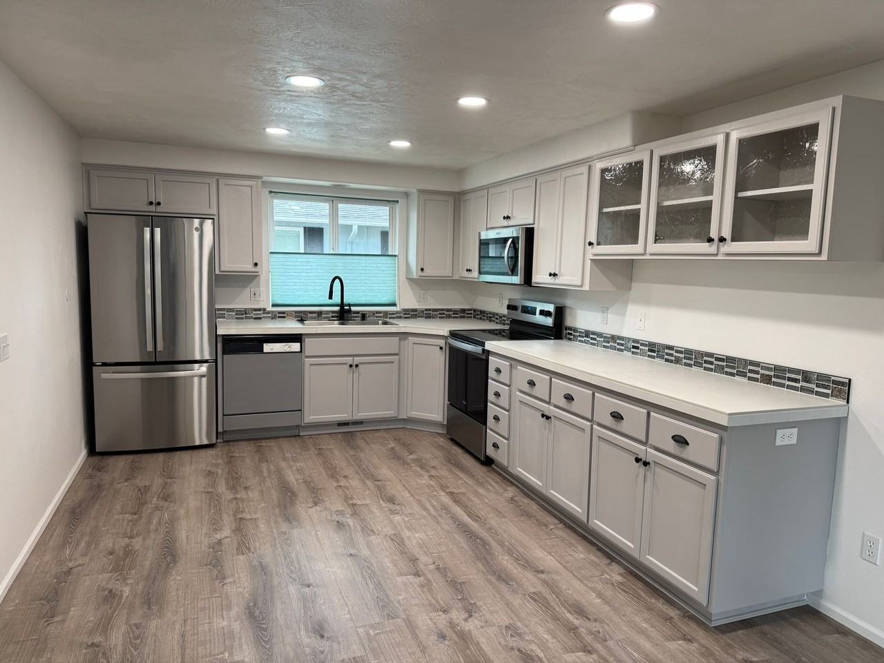 990 W L St - Photo 3 of 12