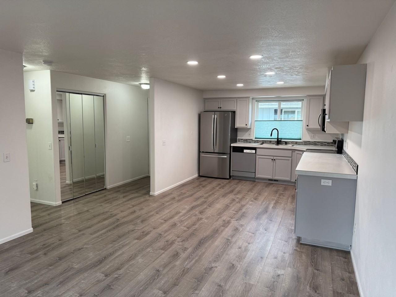 990 W L St - Photo 4 of 12