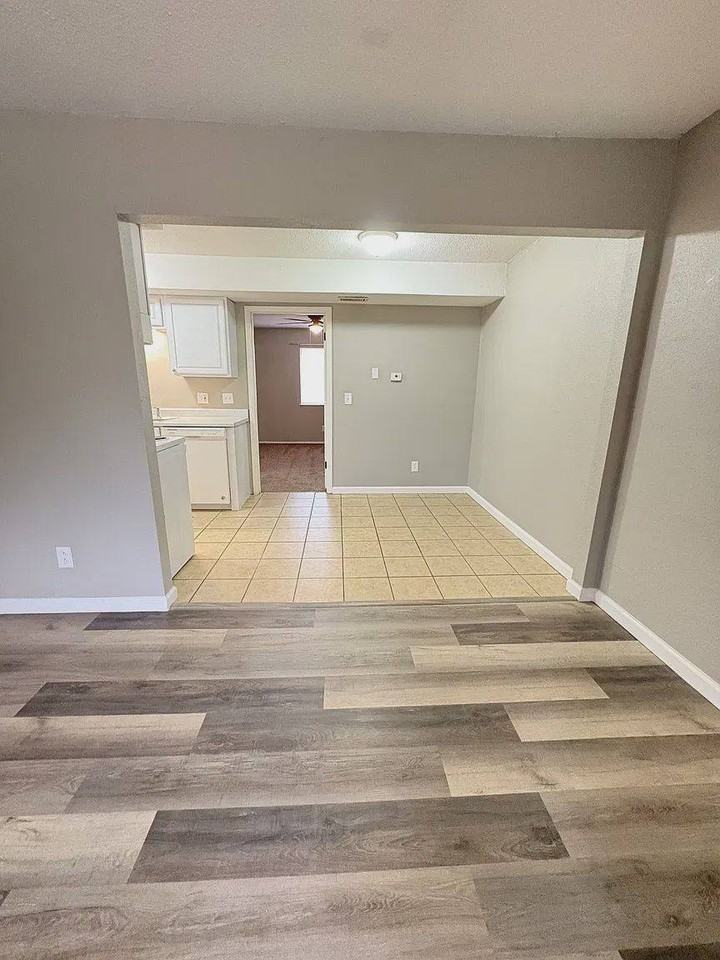 302 Woodhenge Dr #B - Photo 3 of 10