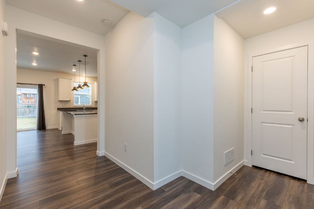 3518 Sawtooth St - Photo 3 of 28