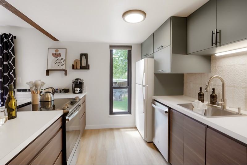 625 Manhattan Pl - Photo 7 of 20