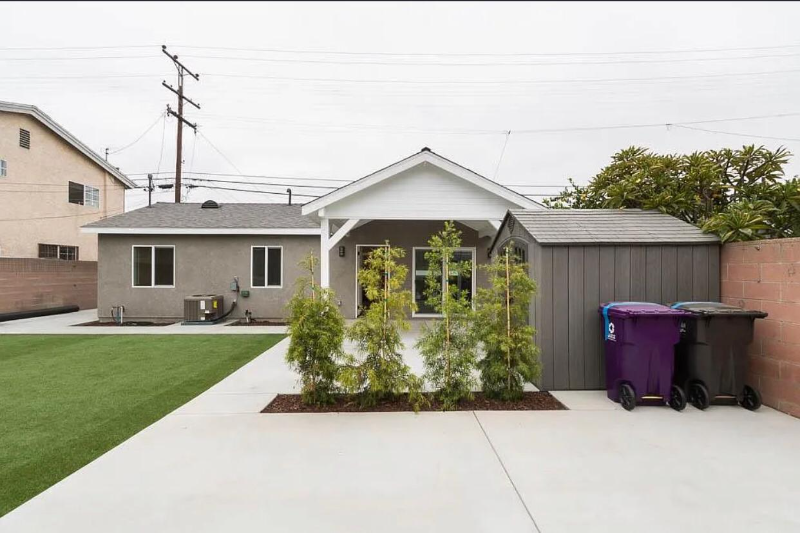 2835A Pacific Ave - Photo 3 of 7
