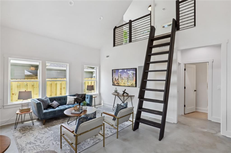 496 Glenwood Pl Se #B - Photo 2 of 9