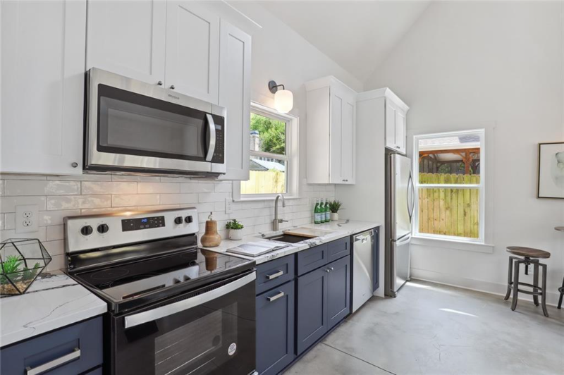 496 Glenwood Pl Se #B - Photo 6 of 9