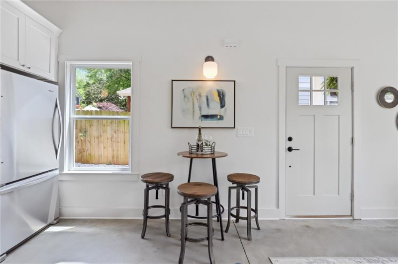 496 Glenwood Pl Se #B - Photo 7 of 9