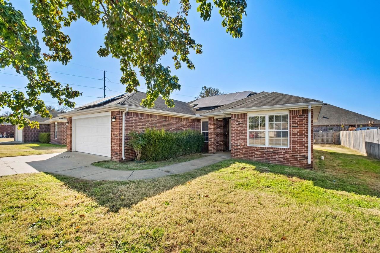 706 Sw Sandrock Rd - Photo 2 of 28