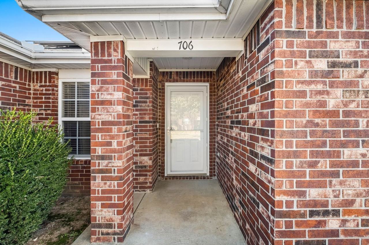 706 Sw Sandrock Rd - Photo 4 of 28