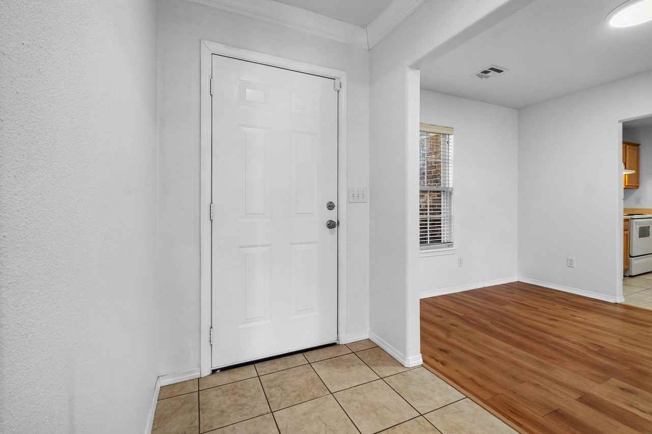 706 Sw Sandrock Rd - Photo 5 of 28