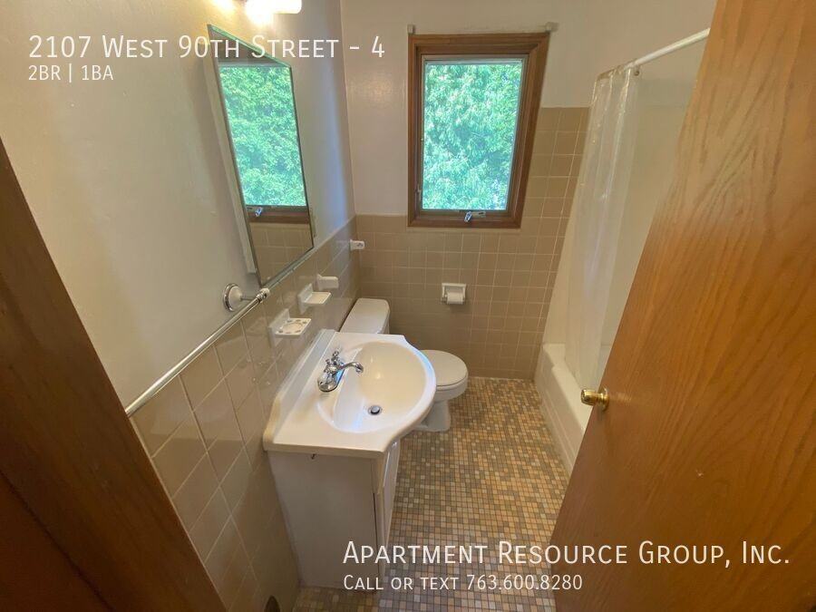 2107 W 90th St #4 - Photo 7 of 12