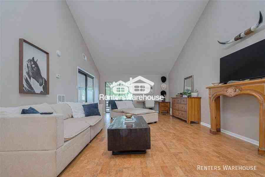 182 April Point Dr N