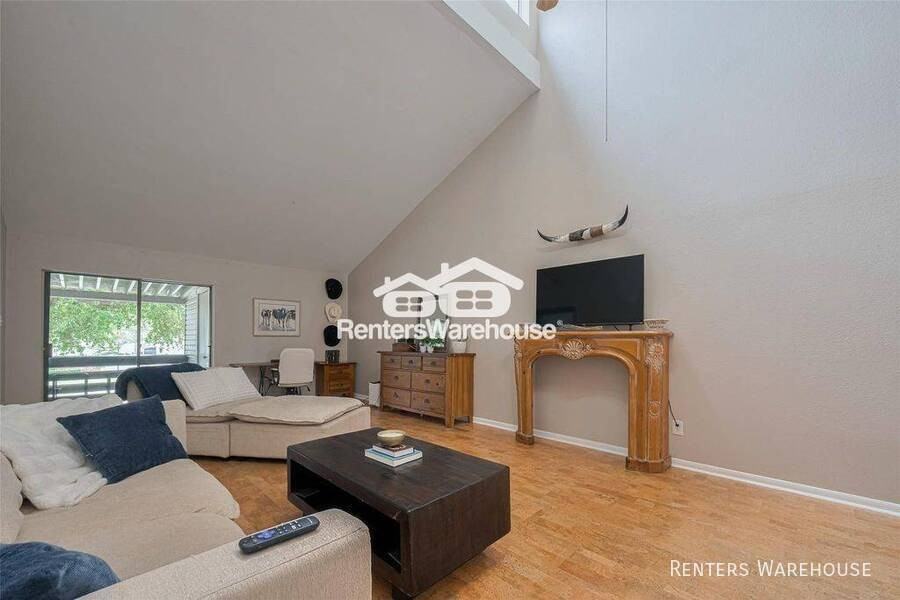 182 April Point Dr N - Photo 2 of 18