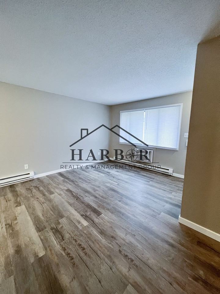 719 6th St - Photo 3 of 10