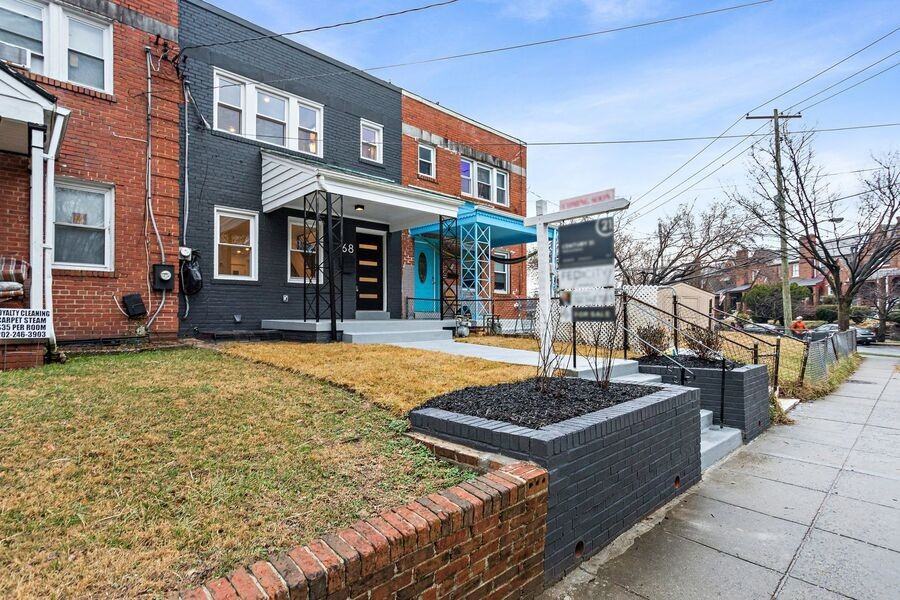 68 Farragut Place Northwest - Photo 2 of 39