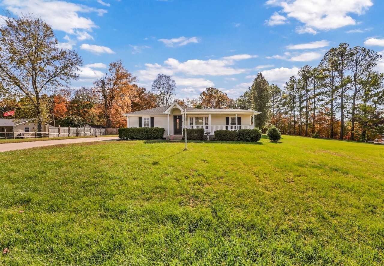 2906 Pace Rd - Photo 2 of 36