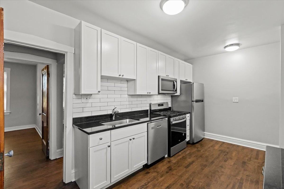 2520 W Belle Plaine Ave #2 - Photo 3 of 10