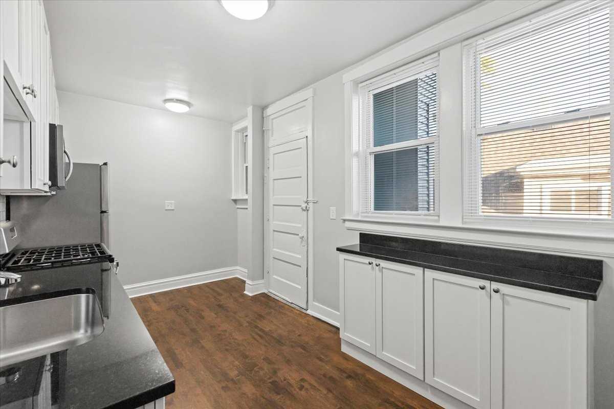 2520 W Belle Plaine Ave #2 - Photo 4 of 10