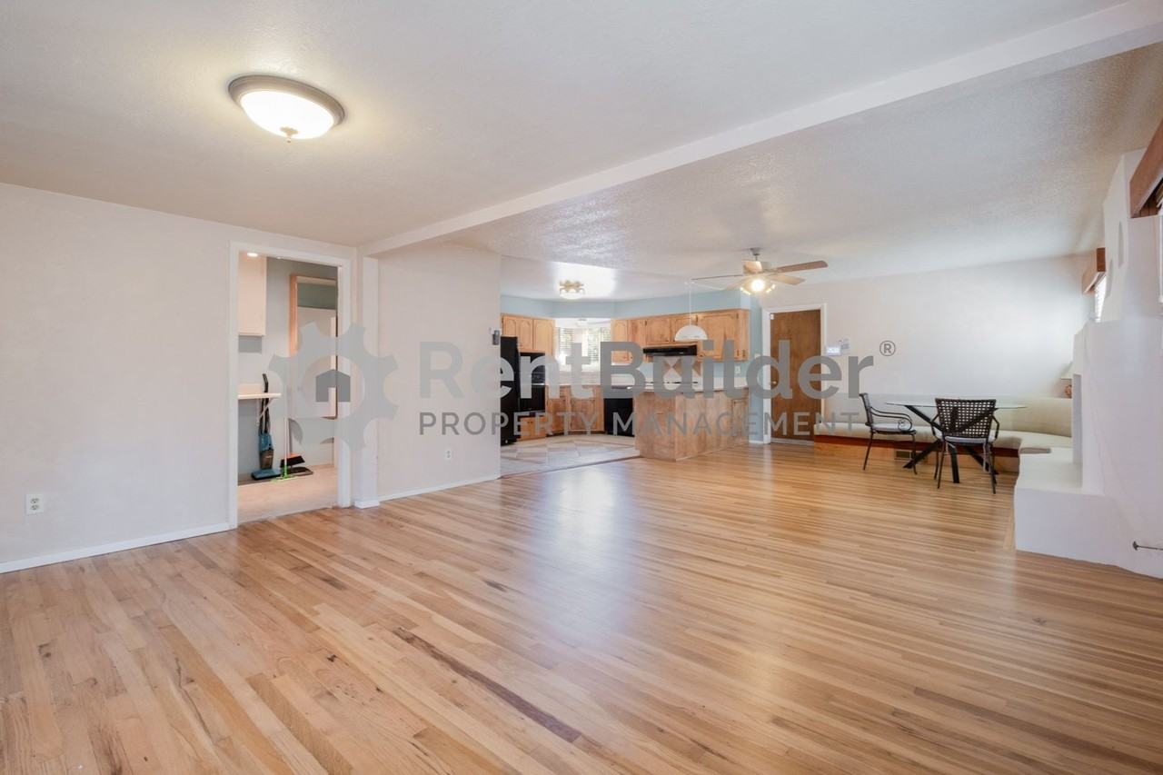 11905 Lexington Ave Ne - Photo 2 of 23