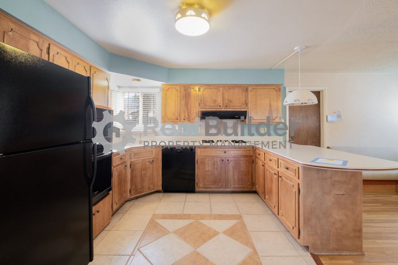 11905 Lexington Ave Ne - Photo 5 of 22