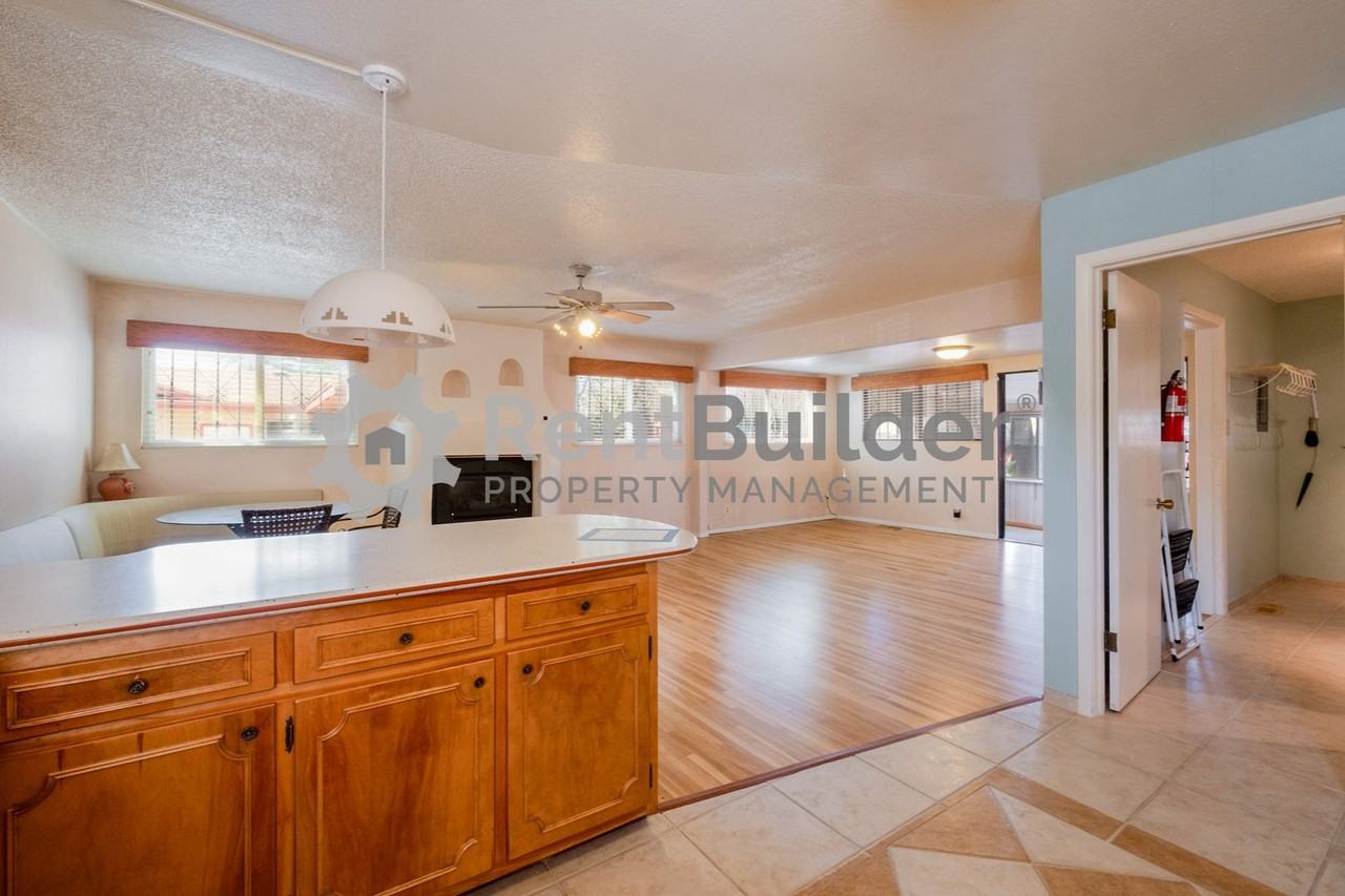 11905 Lexington Ave Ne - Photo 6 of 22