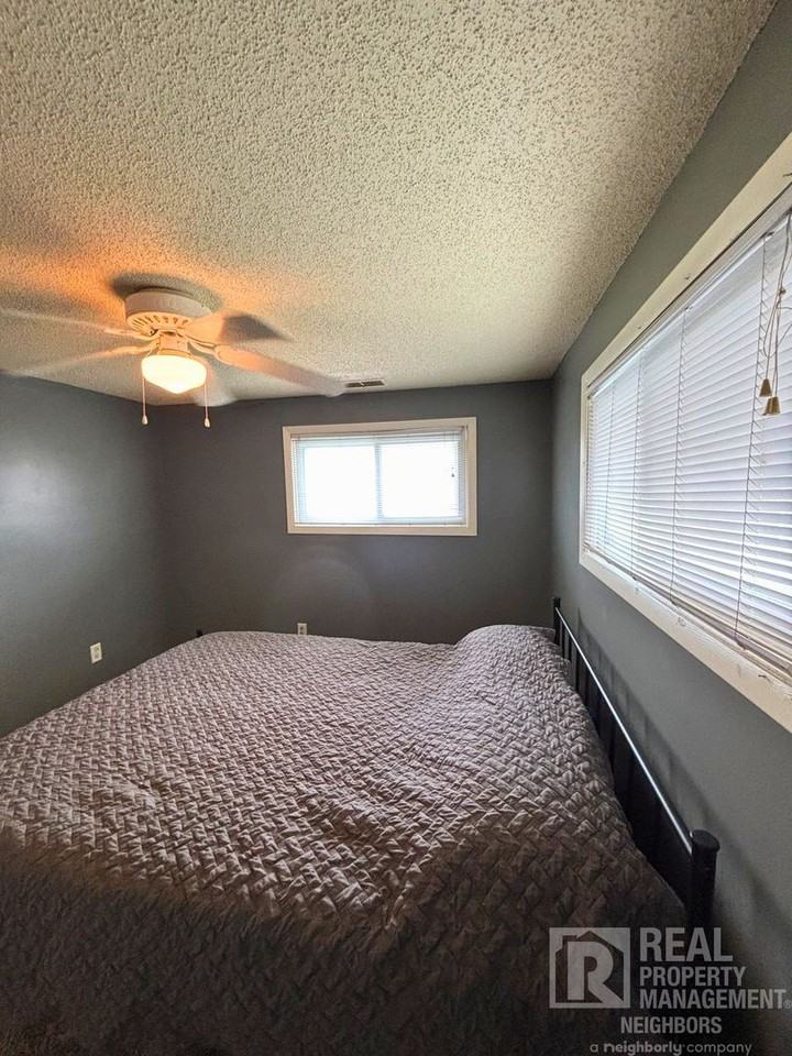 8930 Croniger St Se - Photo 4 of 27