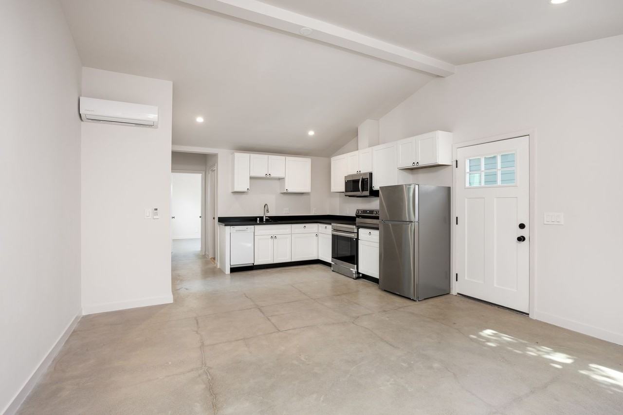 126 1/2 Franklin Ct - Photo 3 of 29