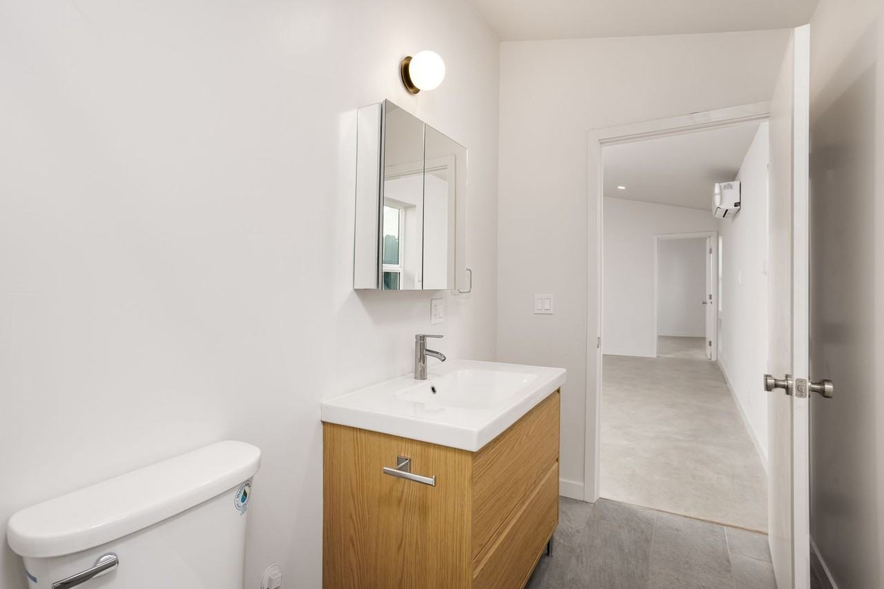 126 1/2 Franklin Ct - Photo 7 of 31