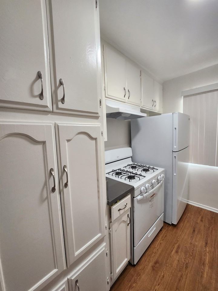 425 North Hobart Blvd. - Photo 4 of 34