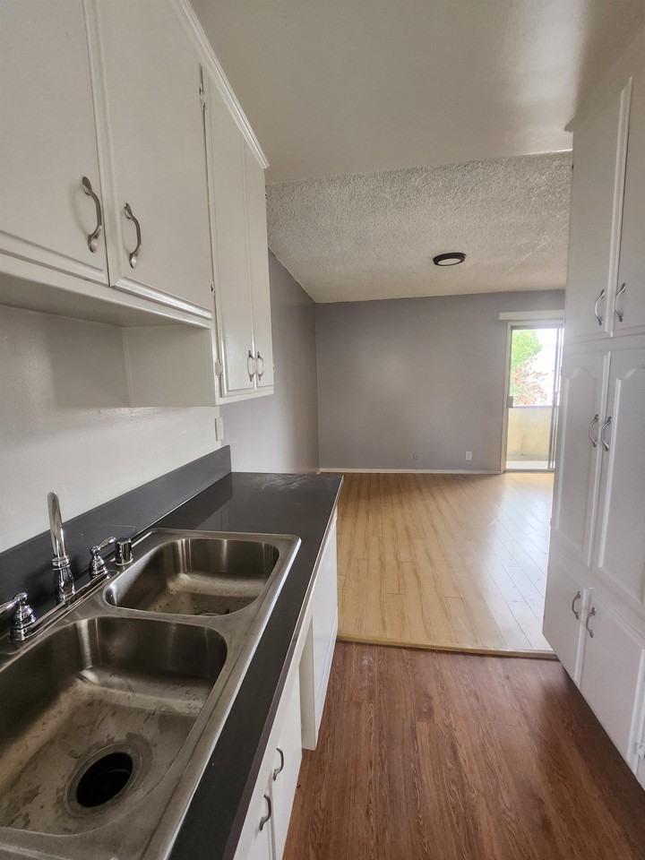 425 North Hobart Blvd. - Photo 6 of 34