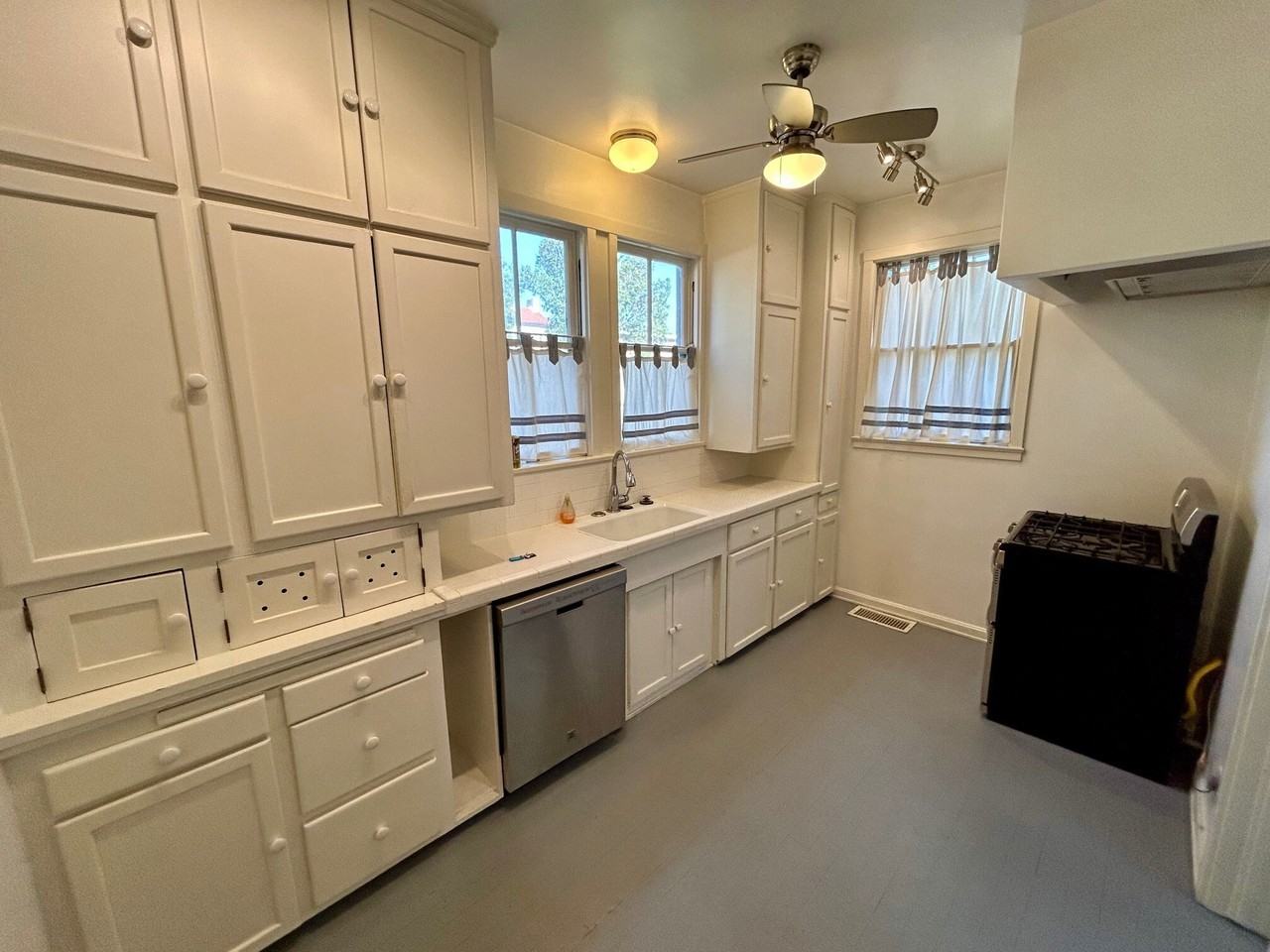 590-602 S. OAKLAND AVENUE (690) - Photo 5 of 11