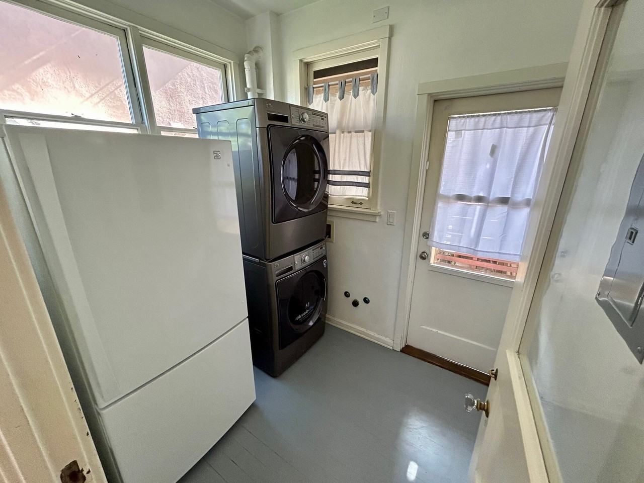 590-602 S. OAKLAND AVENUE (690) - Photo 6 of 11