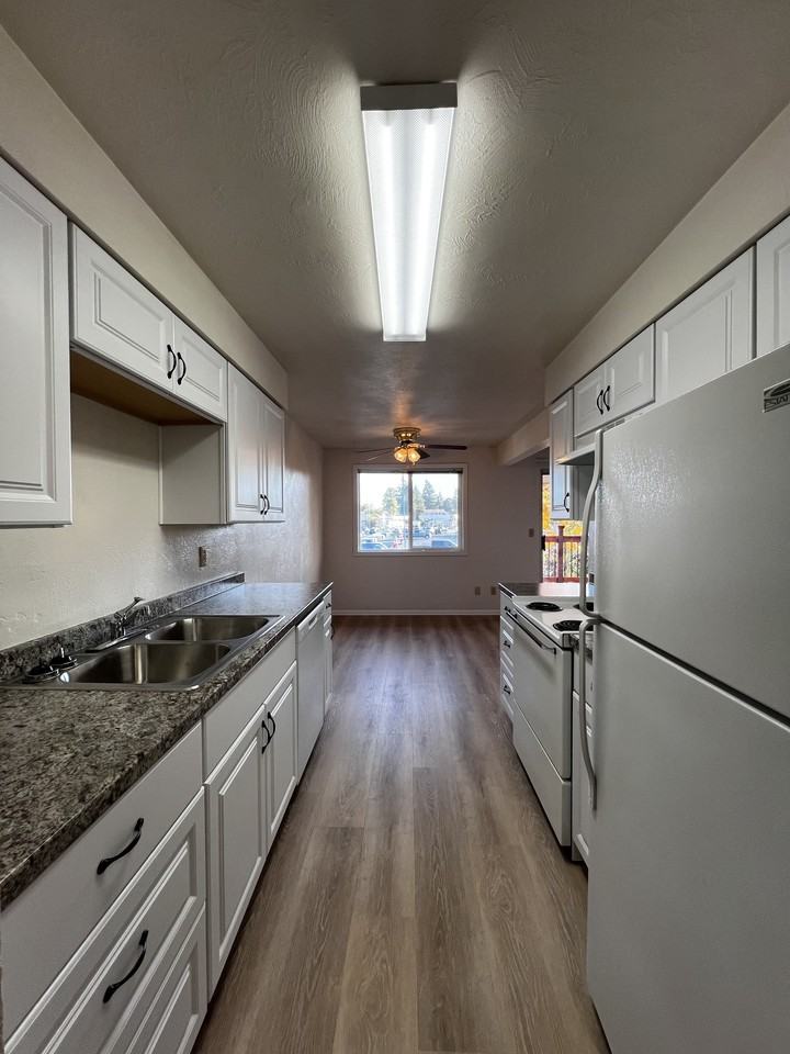 Keizer Square - Photo 2 of 9