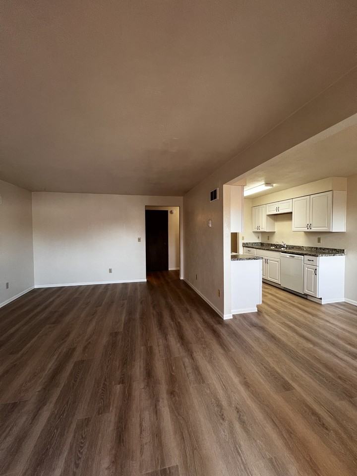 Keizer Square - Photo 3 of 9