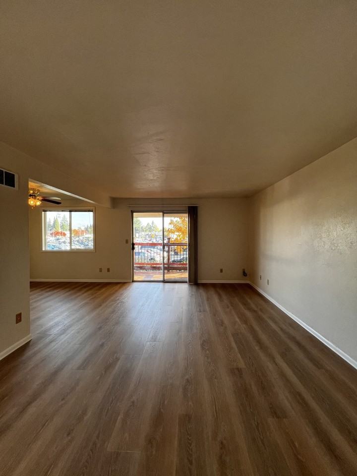 Keizer Square - Photo 4 of 9