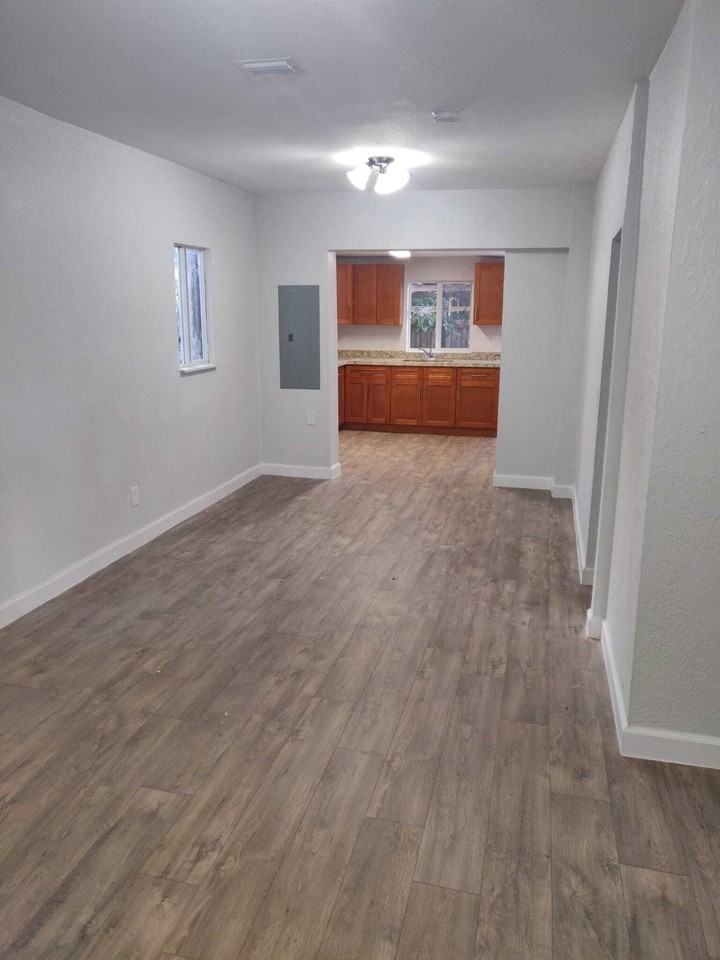 210 SW 7 ST Front House - Photo 3 of 8