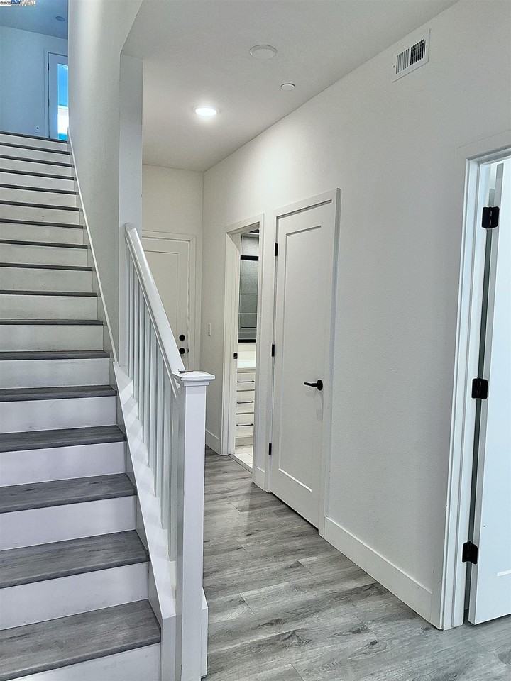 1712 17th St - Photo 6 of 31